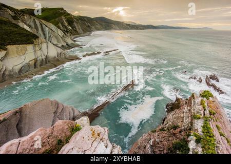 Marea in discesa, costa di Flysch, spiaggia di Zumaia, Guipuzcoa, Euzkadi, Spagna Foto Stock