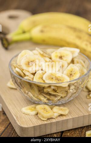 Banane essiccate chip su un sfondo vintage come dettagliato di close-up shot, il fuoco selettivo Foto Stock