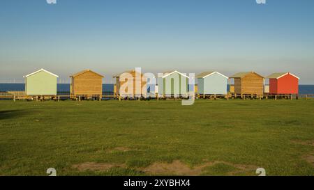 Cabine sulla spiaggia, con vista sul mare a Leysdown-on-Sea, Isle of Sheppey, Kent, England, Regno Unito Foto Stock