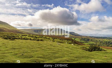 Vista sul paesaggio del Parco Nazionale di Brecon Beacons con Twmpa montagna sulla sinistra, visto da fieno Bluff parcheggio auto in Montagna Nera, Powy Foto Stock