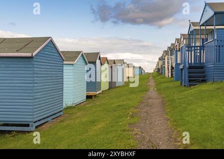 File di cabine sulla spiaggia, sul Nord vedere costa al Tankerton piste in whitstable kent, England, Regno Unito Foto Stock