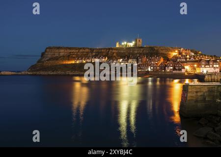 Serata a Whitby, North Yorkshire, Inghilterra, Regno Unito, vista dalla Pier Road Foto Stock