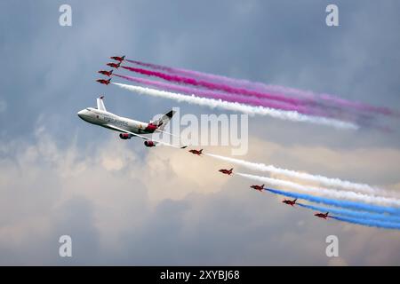 Virgin Atlantic, Boeing 747-400 e Red Arrows Aerial display al Biggin Hill Airshow Foto Stock