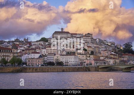 Coimbra vista della città al tramonto con il fiume Mondego e splendidi edifici storici, in Portogallo Foto Stock