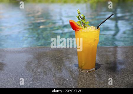 Cocktail Mai Tai con rum leggero, rum scuro, Orange Curacao, sciroppo di mandorla, calce, i cubetti di ghiaccio, ananas e menta in piscina. Vacanze estive Foto Stock