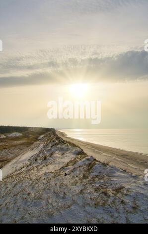 Tramonto all'alta duna sul darss. Punto di vista nel parco nazionale. Spiaggia, Mar Baltico, cielo e mare. La natura sparata in Germania Foto Stock