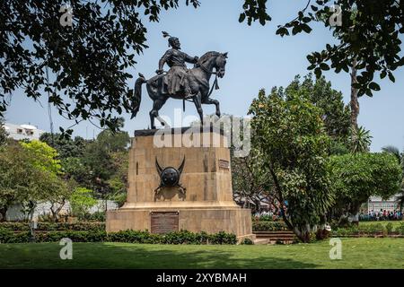 Monumento a Mumbai di Shiva Chhatrapati Shri Shivaji Maharaj a cavallo. Una statua dell'eroe nazionale indiano conosciuta come Shiva. Chhatrapati Shri Shiva Foto Stock