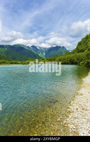 Paesaggio di acque turchesi del litorale dello stagno di Taisho con vista della natura del Monte Hotaka Dake sullo sfondo in una giornata estiva nel villaggio delle Alpi giapponesi Foto Stock