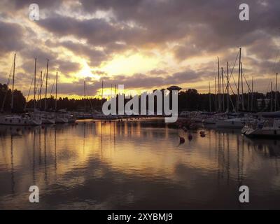 Tramonto al porto, a Espoo in Finlandia. Espoo è la seconda città più grande del Finaland, dopo la capitale Helsinki, misurata in popolazione Foto Stock