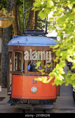 Tram portuale che circola tra gli alberi, Soller.Mallorca.Isole Baleari. Spagna Foto Stock