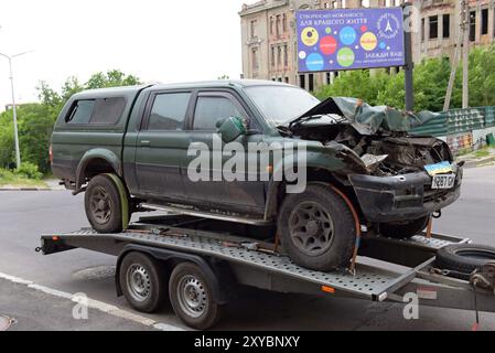Un incidente ha danneggiato il pick-up Mitsubishi 4x4 orr in verde dal servizio di prima linea con l'esercito ucraino. Charkiv maggio 2024 Foto Stock