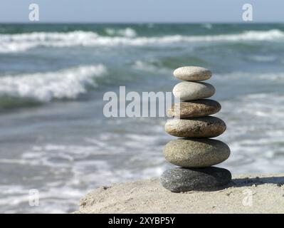 Torri di pietra sulla spiaggia Foto Stock