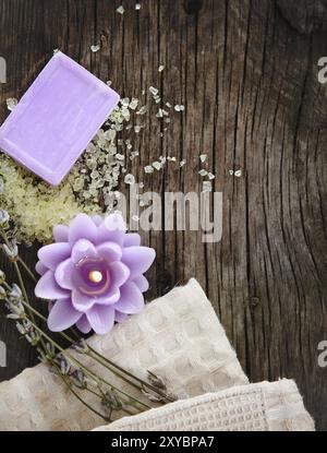 Spa Lavanda con candele accese su sfondo in legno Foto Stock