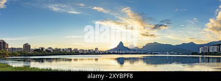 Immagine panoramica della prima estate tramonto dell'anno 2018 visto dalla laguna Rodrigo de Freitas con gli edifici della città di Rio de Janeiro, Foto Stock