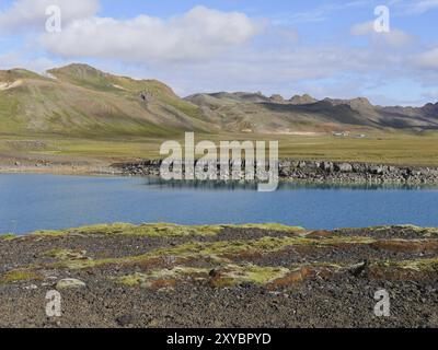 Il cratere d'esplosione Graenavatn pieno d'acqua in Islanda Foto Stock