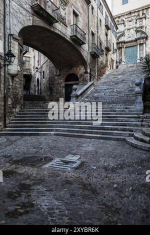 Città di Girona di notte, Pujada de Sant Domenec Scalinata e Arco del Palazzo Agullana nella città vecchia, Catalogna, Spagna, Europa Foto Stock