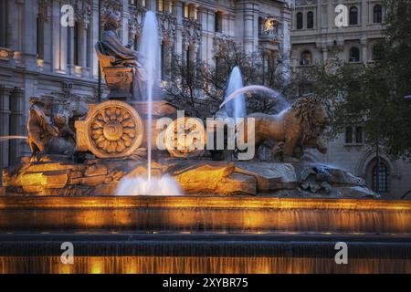 Fontana Cibeles di notte nella città di Madrid, Spagna. Fontana dal 1782 su Plaza de Cibeles raffigura Cibele, la Grande Madre e dea romana di ferti Foto Stock