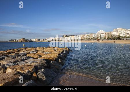 Località turistica di Blanes sulla Costa Brava in Catalogna, Spagna, massi frangiflutti sul Mar Mediterraneo e skyline della città, Europa Foto Stock