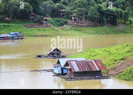 Casa galleggiante in sangklaburi, la provincia di Kanchanaburi, Thailandia Foto Stock