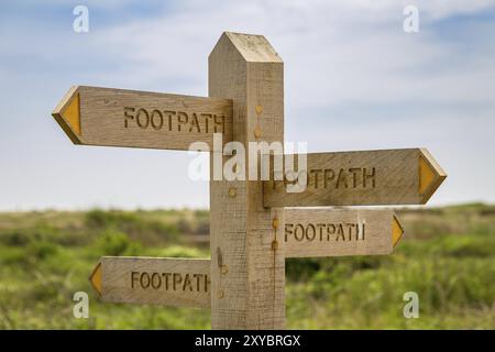 Cartello: Sentiero pedonale che punta in tutte le direzioni, visto a Tide Mills vicino a Seaford, East Sussex, Regno Unito Foto Stock