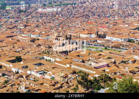 CUSCO, PERÙ, 27 GENNAIO 2016: Paesaggio urbano di Cusco in Perù con la Cattedrale di Santo Domingo, la Basilica Cattedrale di Assumzione della Vergine e Foto Stock