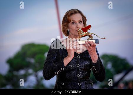 Lido di Venezia, Italia. 28 agosto 2024. Sigourney Weaver con il Leone d'Oro alla carriera 2024 Award alla cerimonia di apertura durante la 81a Mostra Internazionale d'Arte cinematografica di Venezia il 28 agosto 2024 a Venezia, Italia. (Foto di Daniele Cifala/NurPhoto) credito: NurPhoto SRL/Alamy Live News Foto Stock