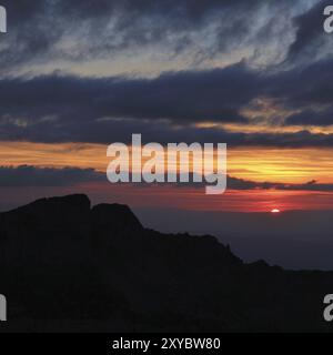 Monte Sigriswiler Rothorn. Vista del tramonto dal Monte Niederhorn, Svizzera. Cielo drammatico Foto Stock