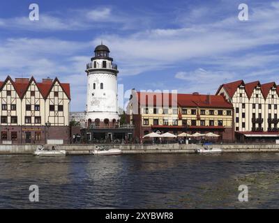 Villaggio di pescatori, centro etnografico, commerciale e artigianale. Kaliningrad, Russia. Il centro culturale, finanziario e commerciale "Villaggio dei pescatori" a Koenigsb Foto Stock