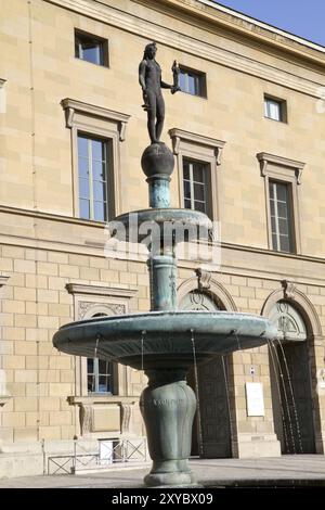 Fontana del principe ereditario Rupprecht su Marstallplatz a Monaco Foto Stock