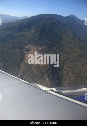 Vista dalla finestra di un Airbus Druk Air 319 nella valle di Paro durante il difficile avvicinamento a Paro int. aeroporto, Bhutan, Asia Foto Stock