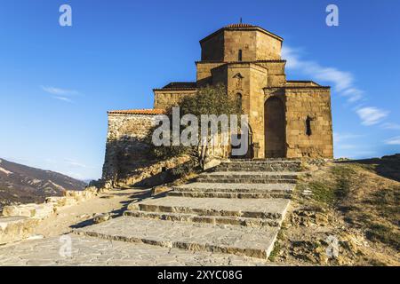 La grande Chiesa di Jvari o Monastero di Jvari è il monastero ortodosso georgiano situato vicino a Mtskheta, Georgia, Asia Foto Stock