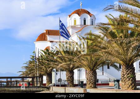 Chiesa greco-ortodossa a Paralia Katerini, molo in legno, palme e spiaggia sabbiosa, Grecia, Europa Foto Stock