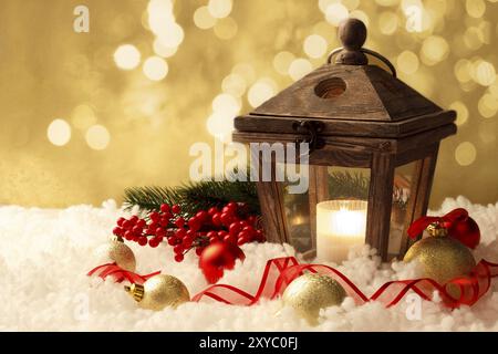 La masterizzazione di lanterna e le decorazioni di Natale sulla neve bianca sullo sfondo Foto Stock