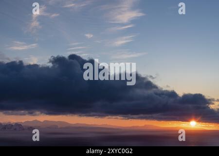 Tramonto sul Mare di Barents, Soeroeya, Finnmark, Norvegia, marzo 2019, Europa Foto Stock