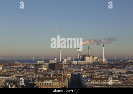 Copenaghen, Danimarca, 21 gennaio 2016: Vista dello skyline con la centrale elettrica di Amager dalla torre del castello di Christiansborg, Europa Foto Stock