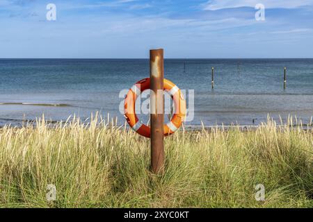 Salvagente presso la costa del Mare del Nord in Cambois vicino Blyth, Northumberland, England, Regno Unito Foto Stock