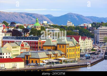 Stavanger, Norvegia vista città con porto e colorato tradizionali case di legno Foto Stock