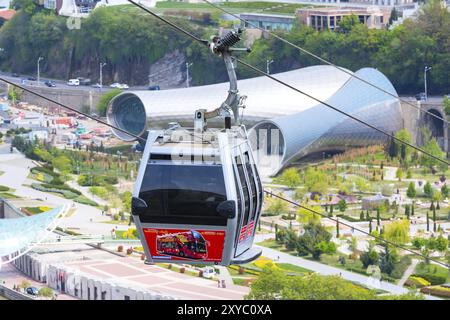 Tbilisi, Georgia, 29 aprile 2017: Cabinovia rossa di Tbilisi e vista panoramica aerea dello skyline della città, Asia Foto Stock