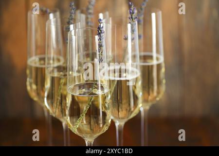 Bicchieri di champagne decorate con lavanda su sfocata sullo sfondo di legno Foto Stock