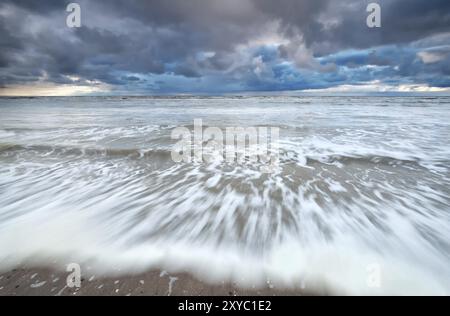 Mare del Nord onde prima pioggia, North Holland, Paesi Bassi Foto Stock