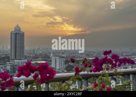 Panorama dello skyline di Bangkok al tramonto dalla Grand China Princess a Chinatown, Thailandia, Asia Foto Stock