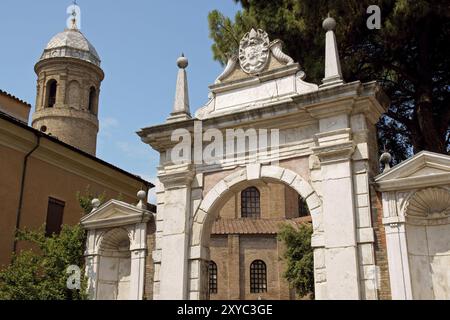 La porta d'ingresso alla Basilica bizantina di San vitale a Ravenna. Questa chiesa e i suoi bellissimi mosaici sono la più grande e la migliore Foto Stock