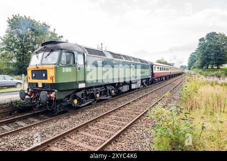 Roger Hoskings D1935 diesel che riprende la parte posteriore delle carrozze trainate da Sir Nigel Gresley, lasciando Long Preston dopo essersi fermato per prendere l'acqua. Foto Stock