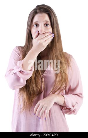 Primo piano di una donna in questione che copre la sua bocca, isolato in bianco Foto Stock