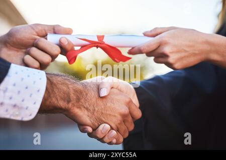 Certificato di laurea, primo piano e persone che stringono la mano per il successo dell'apprendimento, lo sviluppo dell'istruzione. College, all'aperto o professore durante la cerimonia scolastica Foto Stock