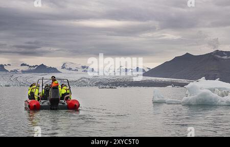 Escursione in barca nella laguna del ghiacciaio di Jokulsarlon (parte orientale dell'Islanda) Foto Stock