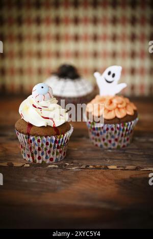 Il design di Halloween cupcake fatti in casa su sfondo scuro Foto Stock