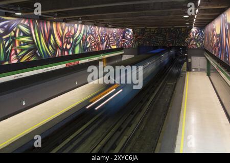 Santiago del Cile, Cile, 28 novembre 2015: Il treno arriva alla stazione della metropolitana di Parque Bustamante, Sud America Foto Stock