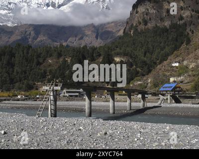 Ponte distrutto sul fiume Kali Ghandaki, ancora in uso Foto Stock