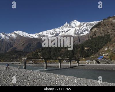 Fiume Kali Ghandaki, ponte danneggiato e Dhaulagiri, villaggio Foto Stock